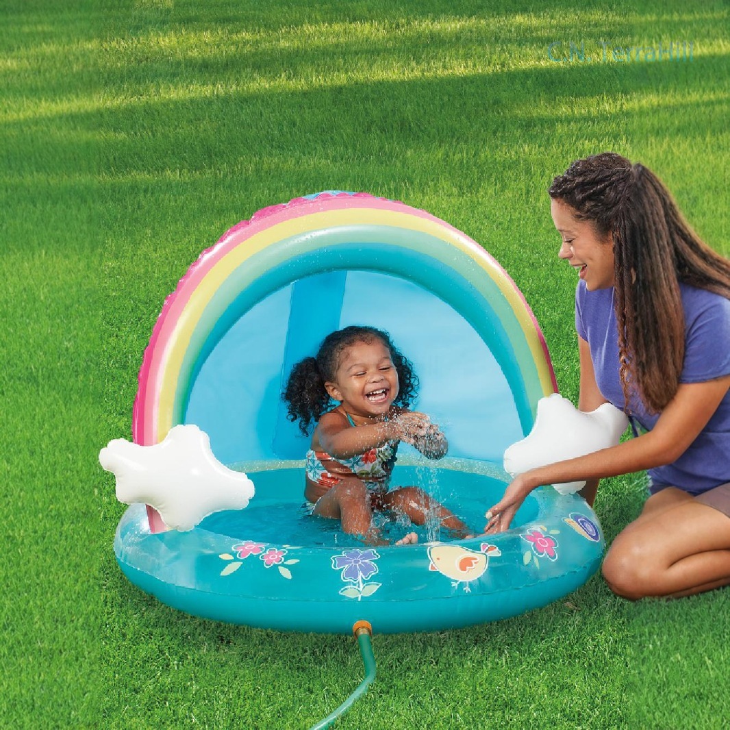 Kids Outdoor Water Table - 子供用インフレータブルスプラッシュプール、レインボースプリンクラー付き、アヒルデザイン、幼児用水遊びセンター、屋外サマープレイヤード